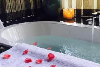 深圳水疗池中的失重冥想：当身体学会漂浮